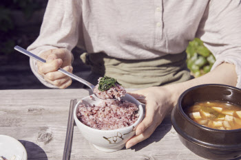 찌개에 숟가락 넣는다고?…韓, 식문화 이젠 달라져야 할 때