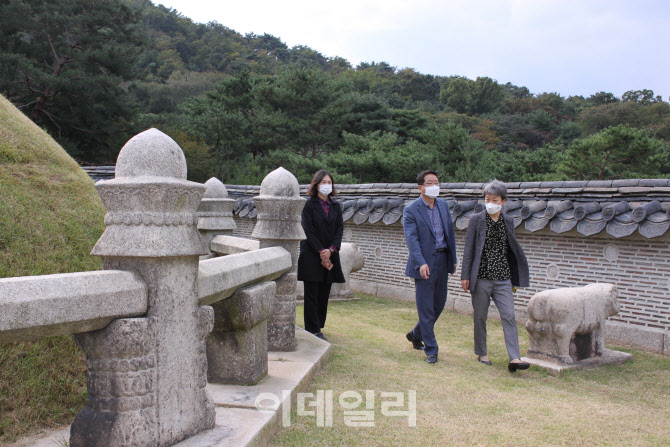 [포토]정재숙 문화재청장, 추석 맞아 조선왕릉 의릉 현장점검 나서