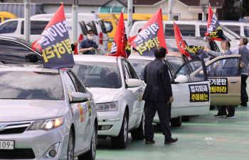 조국 "이웃에 죄송"..자택 '개천절 드라이브 스루 집회' 감수