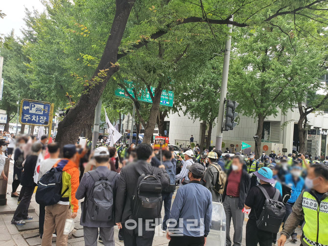 보수단체 기자회견 강행…'1인시위' 참가자들·경찰 대치
