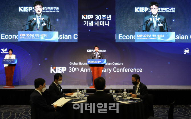 [포토]김흥종 원장, "글로벌 환경변화 속 위기를 기회로 만들어야"
