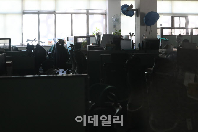 [포토]코로나19 유행과 함께 적막해진 여행사 사무실