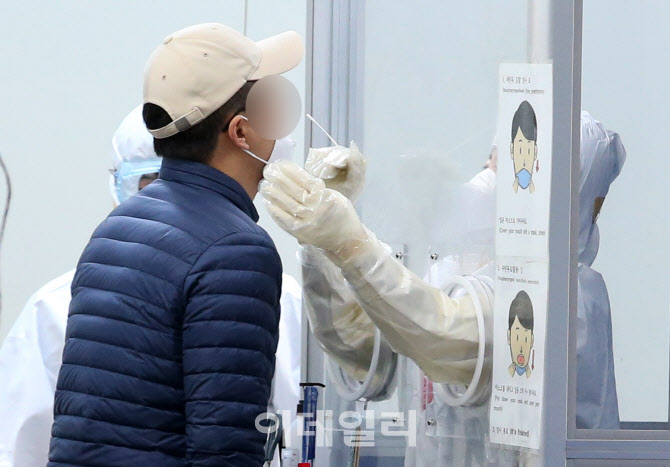 [포토]코로나19 어제 75명 신규확진…엿새째 두 자릿수, 지역발생 66명