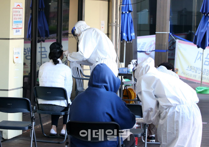 [포토]추석연휴 '조용한 전파' 얼마나?…확진자 엿새째 두자리 수