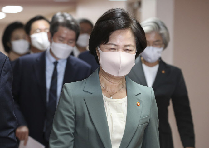 당직사병 현씨, 秋장관 고소 계획…"아들과 통화한 것 사실"