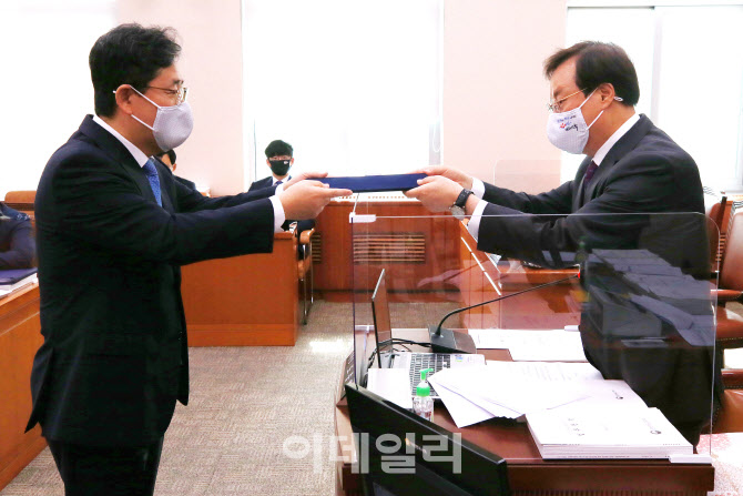 [포토]국정감사, '선서문 전달하는 박양우 장관'