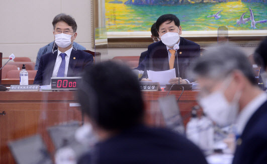 [2020국감]`우왕좌왕` 코로나19 동선공개 질타…개인정보 230만건 수집