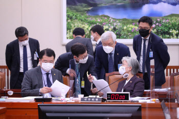 '독감백신 상온노출' 신성약품 대표 증인 출석