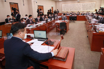 北·秋 의혹 및 증인 채택 놓고 野 맹공… 與 육탄방어(종합)