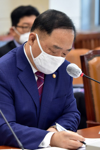 홍남기 "전셋값 쉽게 안 내려갈 듯...추가 대책 강구"