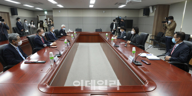 [포토]주요 대학병원장들, 국민권익위 찾아 국시 재응시 요청