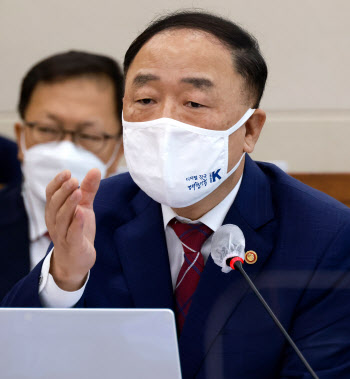 홍남기 “대주주 양도세 기준 지분율 1% 조정 검토”