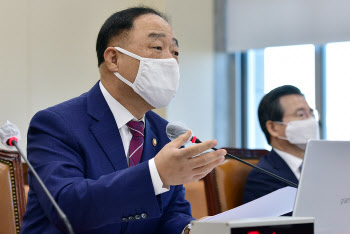 홍남기 "법인세 높지 않다"…인하요구 일축