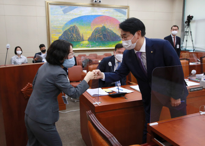 [2020국감]코나 전기차 화재 논란에 현대차 “제작결함 인정..리콜 실시”