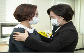 故 김홍영 검사 부모 만난 추미애 "죽음 헛되지 않도록 기억할 것"