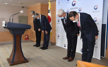 학생들은 '성명', 병원장들은 '사과'…이상한 의료계 대응