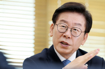 "기재부 아닌 국민의 나라"…홍남기 이어 기재부 겨냥한 이재명