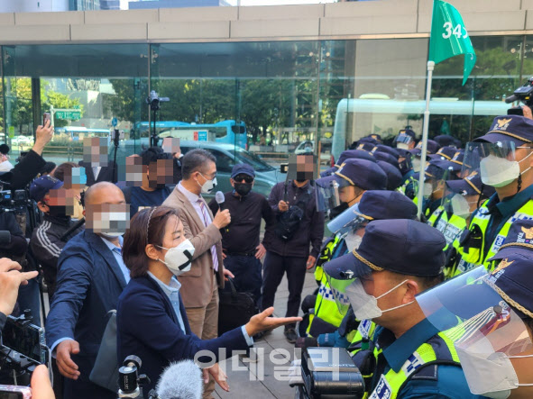 전광훈 측 "文, 국민 목소리 막아"…거리 행진 중 경찰 대치