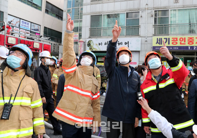 [포토] 울산 화재현장 둘러보는 진영 장관