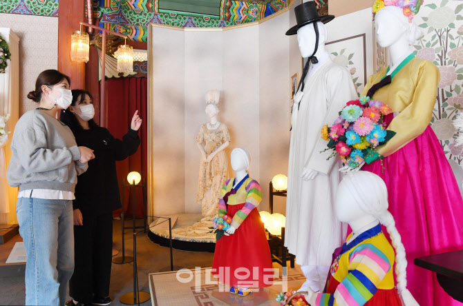 [포토]덕수궁에서 만난 조선시대 신여성 혼례복