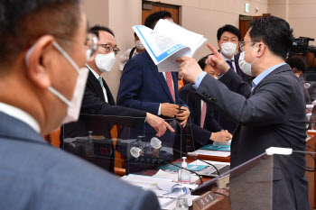 `라임·옵티머스 사태` 여야 공방 지속