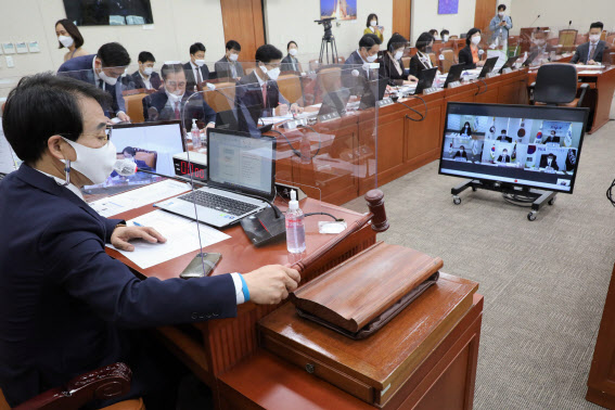 [Hot이슈 국감]이해진 출석 놓고 계속되는 힘겨루기…`빈총·맹탕` 설전 오가