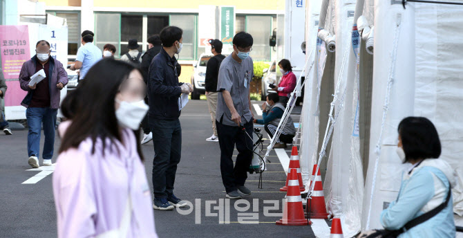 부산 해뜨락요양병원서 직원·환자 52명 확진…집단 격리 (속보)