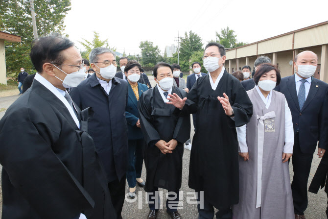 [포토]박남춘 시장-홍영표 의원, 캠프마켓 시찰