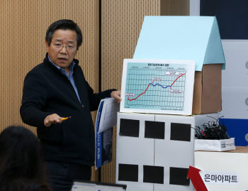 "文정부, 전세 없애는 정책만"…강남 아파트값 오르자 전세도 올랐다