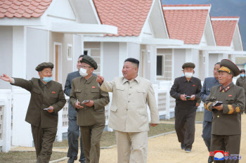 김정은, 함경남도 수해복구현장 시찰…민생행보 지속
