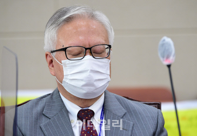 [포토]국감 출석한 이윤성 국시원장