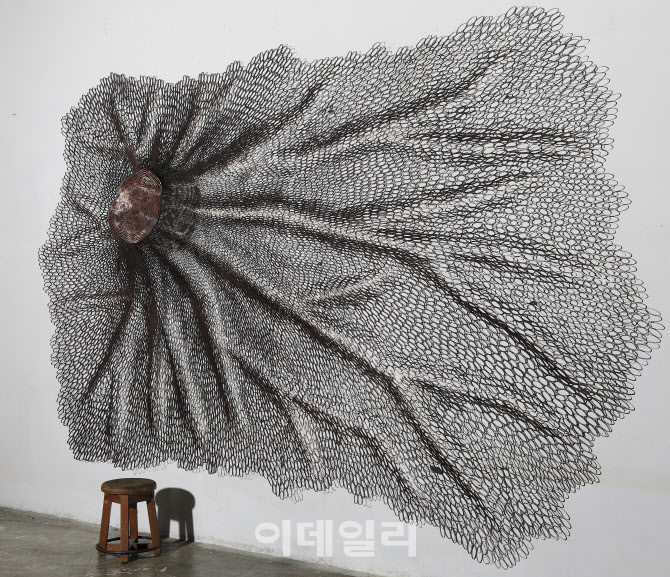 [e갤러리] '구리'세포로 빚은 죽지않는 생…이길래 '천년-소나무 9'