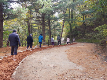 "강원도 최초의 황톳길에서 코로나로 지친 심신 달래요"