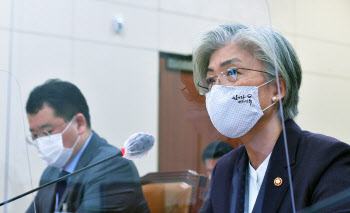 강경화 장관 시부상…미국行 남편은 장례 불참