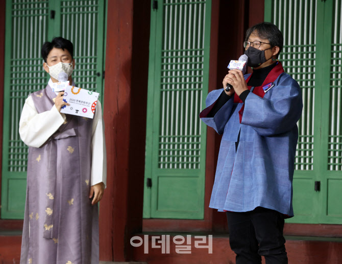 [포토] 심사평 발표하는 조정래 감독