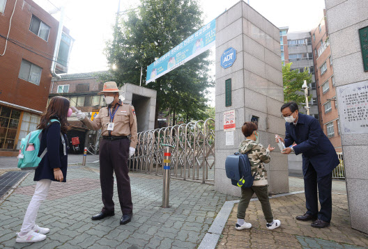 오늘부터 유·초중고 등교수업 확대…초1·비수도권 매일 등교
