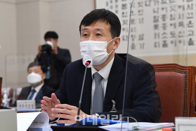 [포토]법사위 국감, '질의에 답하는 조상철 서울고검장'