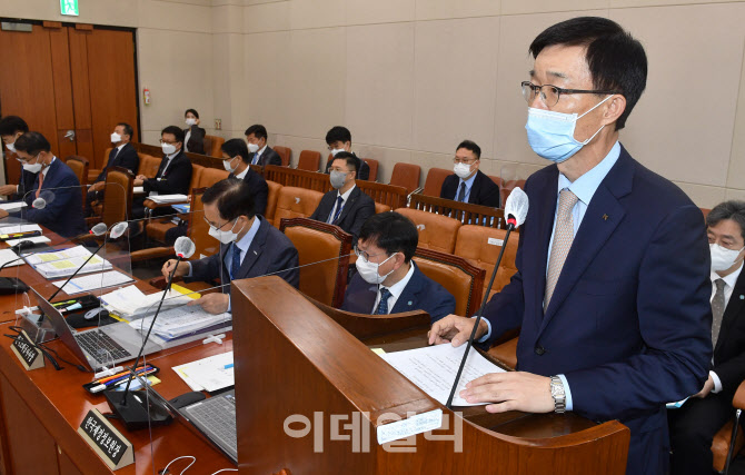 [포토]기재위 국감, '업무보고하는 방문규 한국수출입은행장'