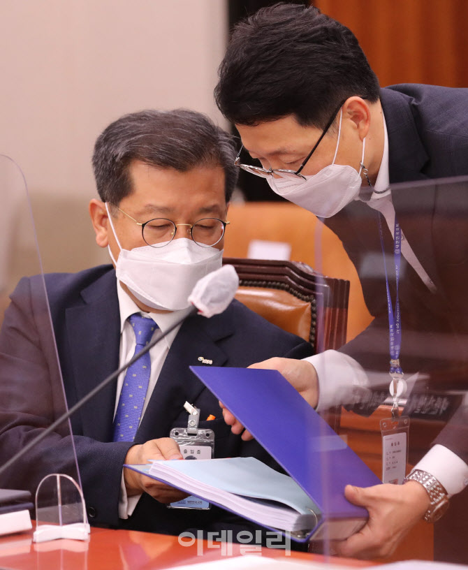 [포토]'국정감사 출석하는 이재광 주택도시보증공사 사장'