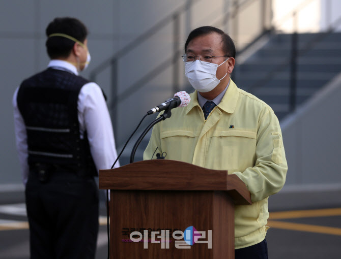 [포토] 음압격리병동 준공식 인사말하는 강도태 차관