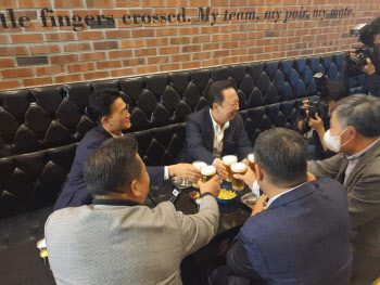 박용만 대한상의 회장 "대립보다 대화를"…김동명 한국노총 위원장과 치맥 회동