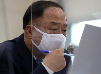 홍남기 "전셋집 구하기 잘 마무리 중…더이상 답변 않겠다"