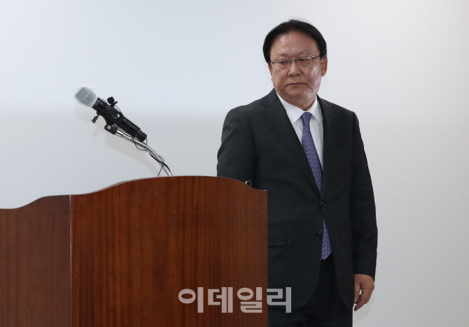 [포토]박근희 대표, 사과문 발표를 위해 단상으로 이동