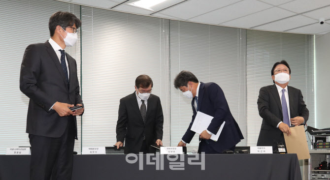 [포토]퇴장하는 박근희 대표와 CJ대한통운 관계자들