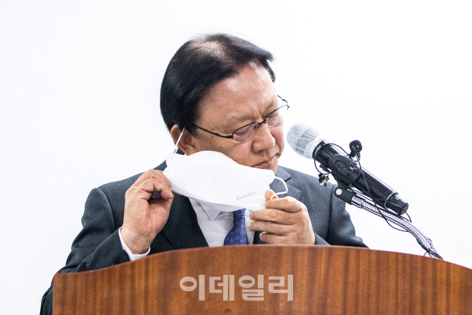 [포토]마스크 벗는 박근희 대표이사