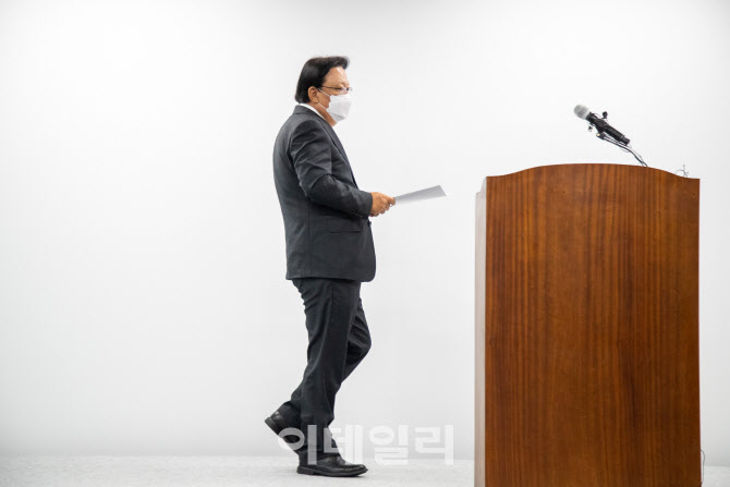 [포토]강단으로 향하는 박근희 대표이사