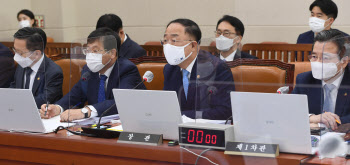 홍남기 “동학개미 역할 고맙지만, 정책 신뢰·과세 형평 문제”