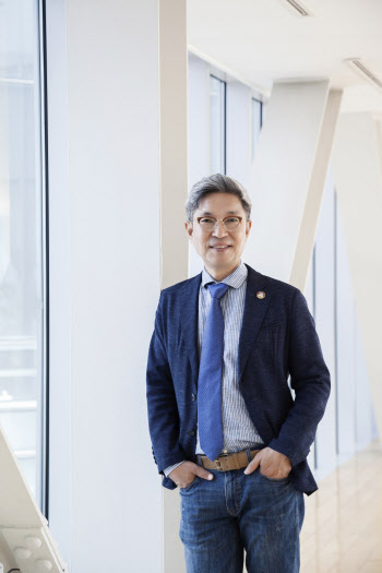 예술의 온라인화는 보완재이자 독립재이다