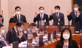 옵티머스 추가 공방 예고…온라인경마도 화두