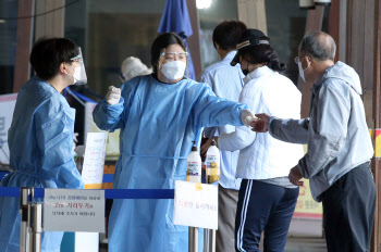 방역망 회복 중이지만…취약시설 집단감염에 '긴장 여전'